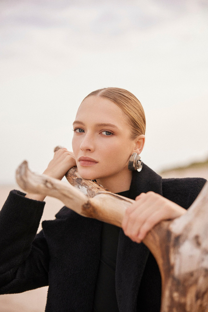 17-anastasia-w-main-book