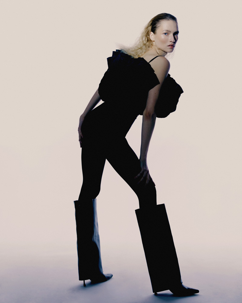 24-anastasia-w-main-book