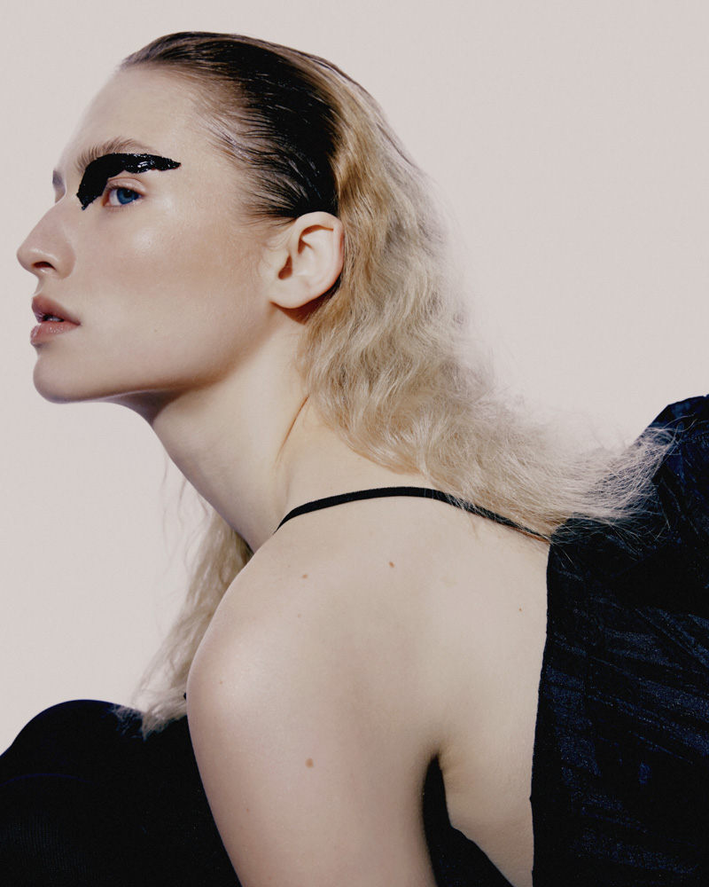 25-anastasia-w-main-book