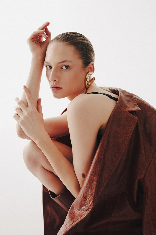 40-anastasia-w-main-book