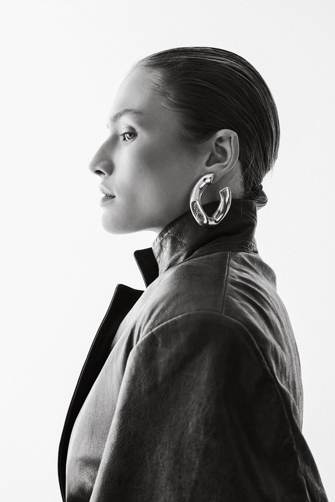 41-anastasia-w-main-book