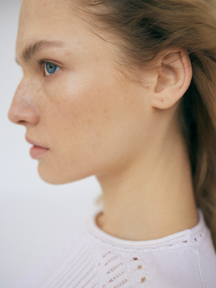 42-anastasia-w-main-book