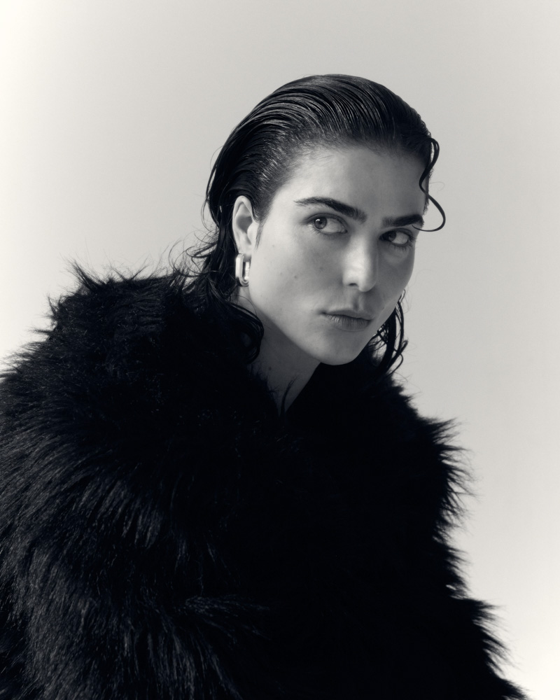 5-sofia-farrah-main-book