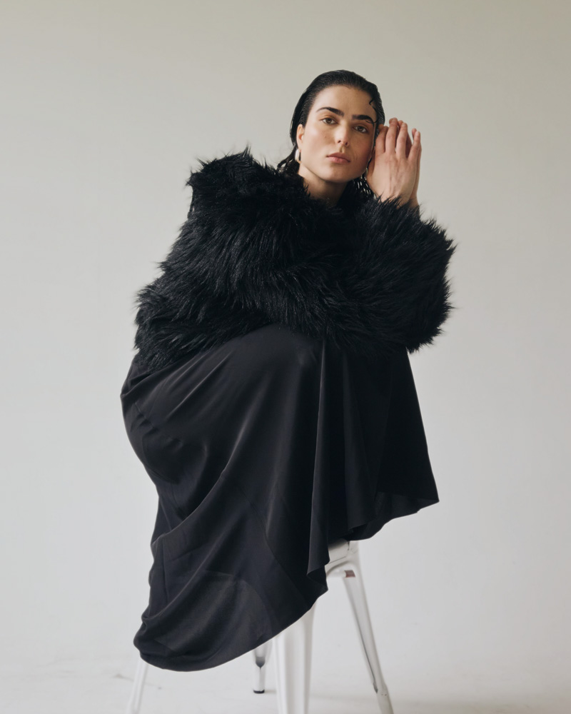 6-sofia-farrah-main-book